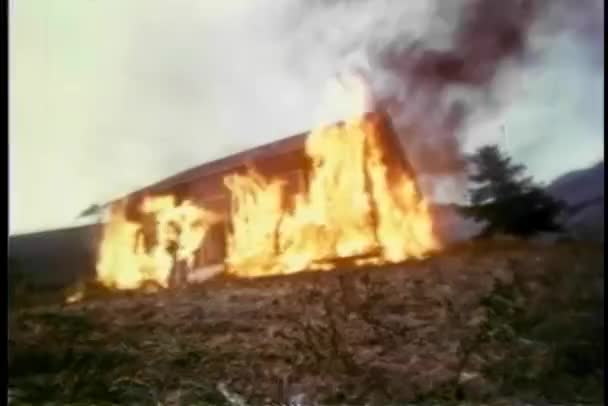 Άτομο Ακροβατικής Επίδειξης Στην Πυρκαγιά Πόδια Από Την Καύση Σπίτι — Αρχείο Βίντεο