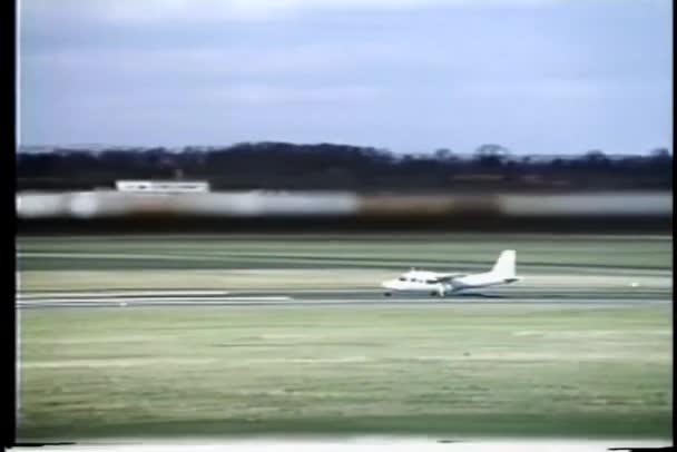 Vista Trasera Dos Hombres Viendo Avión Hélice Despegar — Vídeos de Stock