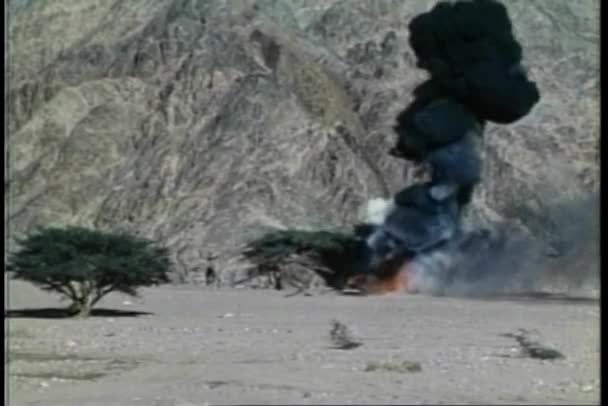 Zwarte Rook Stijgt Van Brandende Vrachtwagen Woestijn Jaren 1970 — Stockvideo