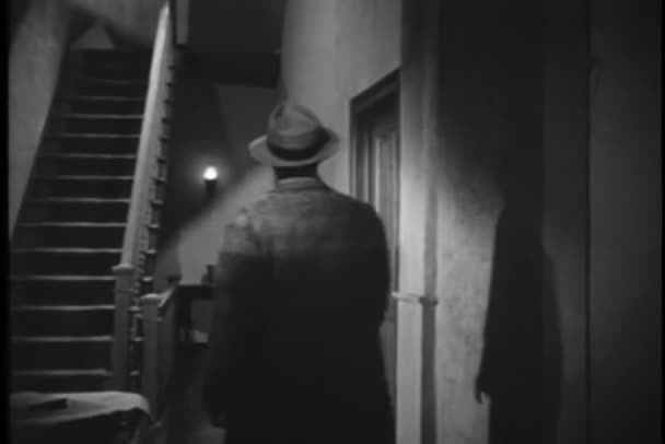 Вид Ззаду Чоловіка Йде Сходами Будинку — стокове відео