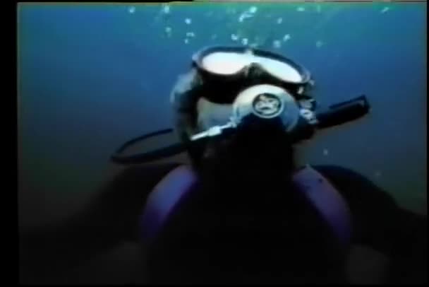 Buceador Nadando Superficie Vista Cerca — Vídeos de Stock