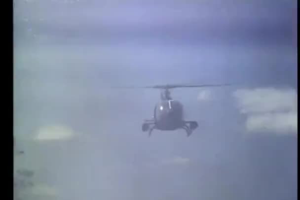 Hélicoptère Faible Angle Volant Travers Fumée — Video