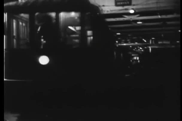缆车夜间在街上转弯 — 图库视频影像