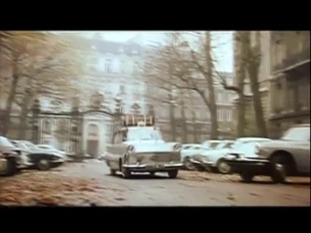 Estacionamento Peugeot Frente Edifício Paris 1960 — Vídeo de Stock
