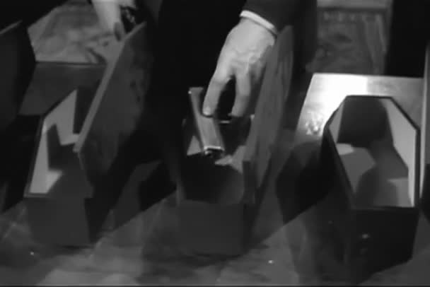 Man Gömmer Sig Pistol Miniatyr Trä Kistan 1950 Talet — Stockvideo
