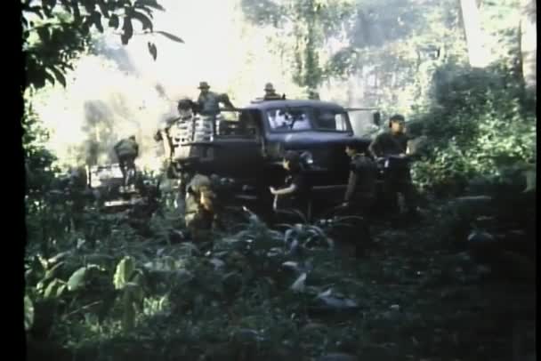 Vojáci Džungli Vykládka Kamionu — Stock video