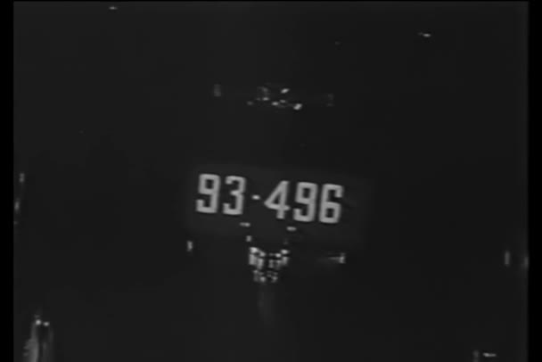 車が走り去る 1940 年代のナンバー プレートを表示します — ストック動画