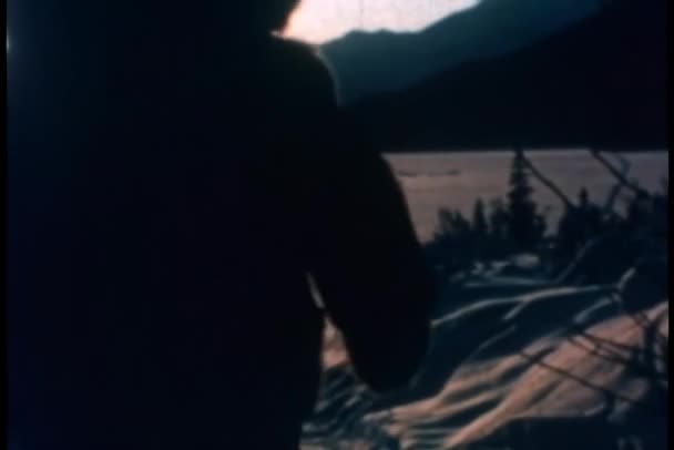 Zadní Pohled Dítěte Chůzi Cestě Sněhu Při Západu Slunce — Stock video