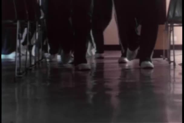 Mittlere Aufnahme Von Beinen Die Den Raum Gehen — Stockvideo