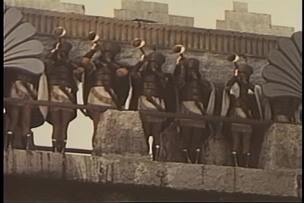 Ρωμαίοι Στρατιώτες Φυσώντας Τρομπέτες — Αρχείο Βίντεο