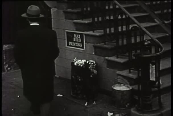 Adam Arabadan Ardından Başka Bir Adam 1940 Larda Elde — Stok video