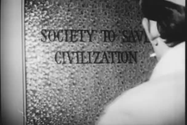 Вид Ззаду Людини Розтирає Знак Дверях Офісу 1950 — стокове відео