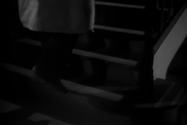 Vue Angle Bas Homme Montant Escalier Années 1940 — Video