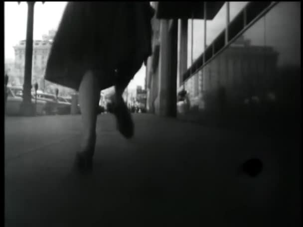 Mujer Corriendo Acera Ciudad 1960 — Vídeo de stock