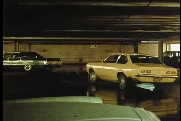 Bil Fortkörning Genom Garaget — Stockvideo