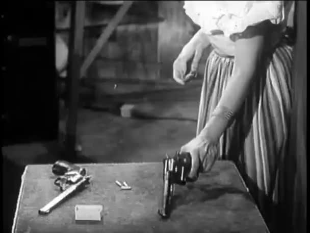 妇女从桌子上拿起枪并开火的中间地带 — 图库视频影像