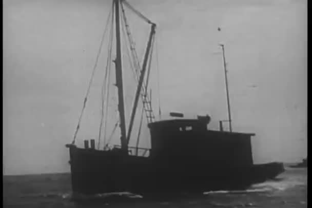Halászhajó Tengeren — Stock videók