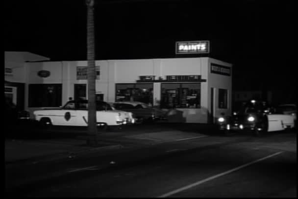 Поліцейський Автомобіль 1950 Років Прибув Поліцейського Відділення — стокове відео