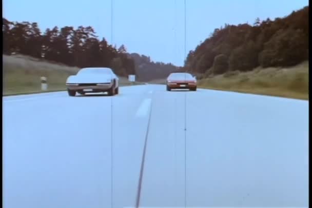 Два Автомобілі Змагаються Порожній Дорозі — стокове відео