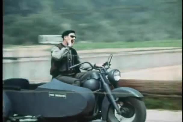 Man Oude Ouderwetse Motorfiets Met Zijspan Gooien Sigaret Kont — Stockvideo