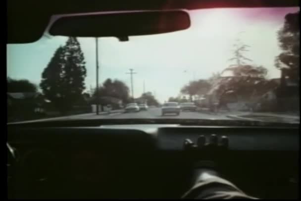 Homem Dirigindo Carro Alta Velocidade Perseguindo Veículo Estrada — Vídeo de Stock