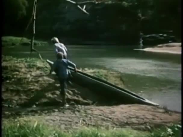 Erkek Arkadaşlar Gölün Kenarında Yürürken Timsah Planda Sürünüyor — Stok video