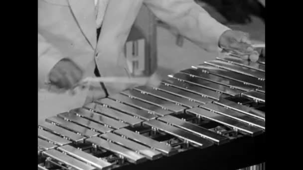Närbild Xylofon Spelare Utför 1950 Talet — Stockvideo