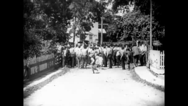 Gran Cantidad Gente Dispersión Calle 1920 — Vídeo de stock