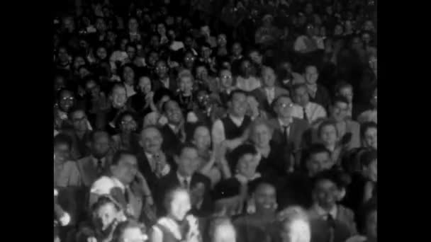 스포트 라이트 왼쪽에서 오른쪽 1950 년대로 극장에 — 비디오