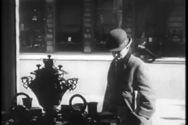 Hombre Mirando Escaparate Ciudad Nueva York 1930 — Vídeos de Stock