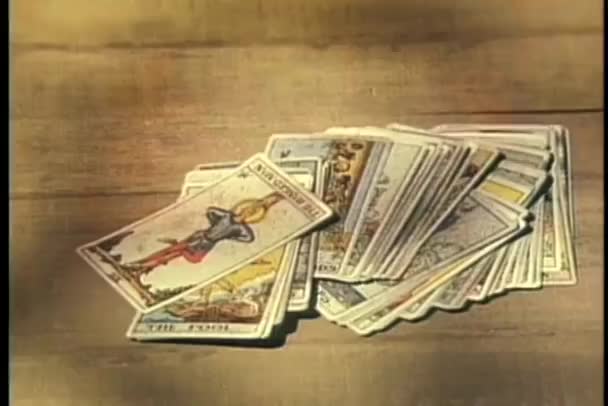 タロット カードのデッキを拾う男性の手のクローズ アップ — ストック動画
