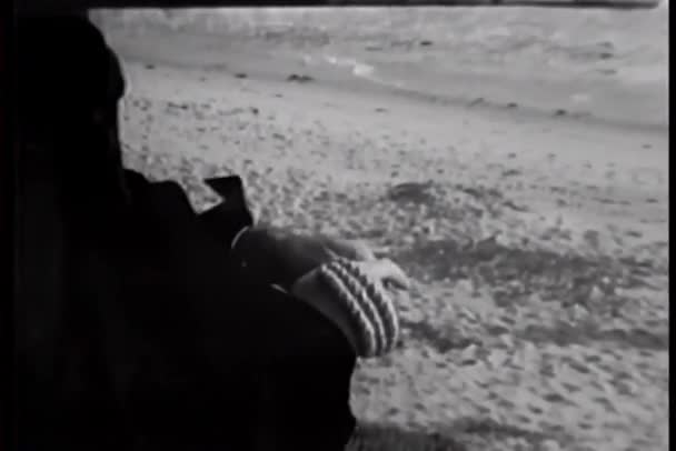 海滩卷取绳子套在手上的人 — 图库视频影像