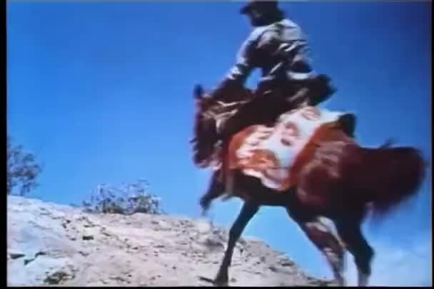 Pria Terluka Jatuh Dari Kuda Selama Penyergapan — Stok Video