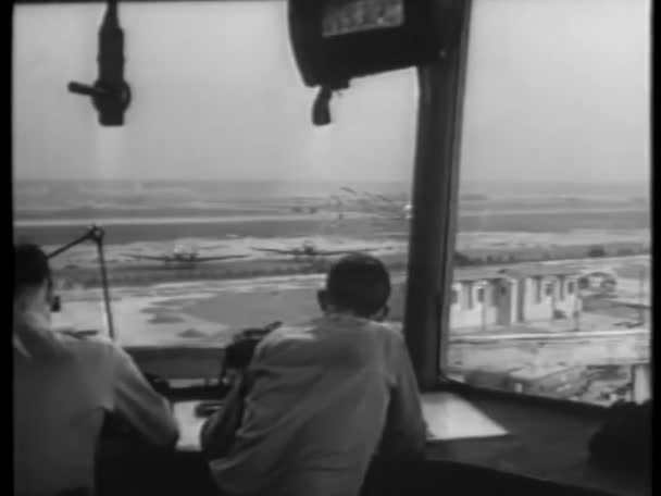 Controladores Tráfego Aéreo Que Trabalham Torre Década 1940 — Vídeo de Stock