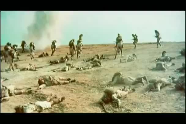 Ölü Asker Savaş Alanında Üzerinde Yalan — Stok video