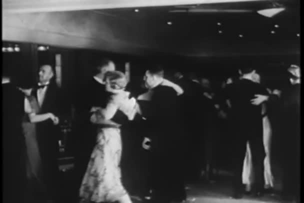 Ζευγάρια Χορεύουν Νυχτερινό Κέντρο Διασκέδασης Στο Παρασκήνιο Κοντά — Αρχείο Βίντεο