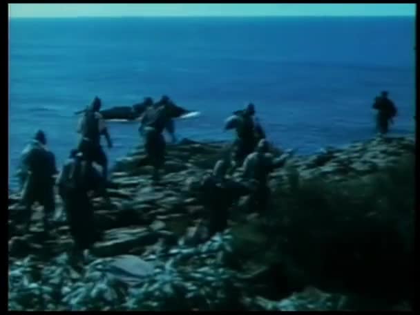 Человек Прыгающий Скалы Океан Сбежать Ниндзя — стоковое видео
