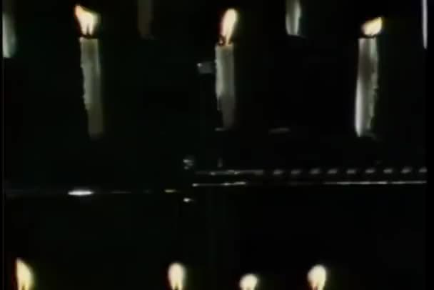 Oddálit Řádky Hořících Svíček — Stock video