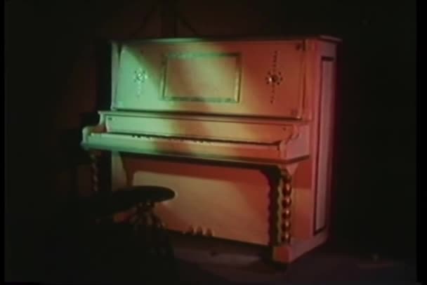 Ζουμ Για Πλήκτρα Του Πιάνου Παίζει Από Μόνες Τους — Αρχείο Βίντεο