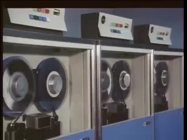 1970年代のテープレコーダーの回転をリールするリールの壁 — ストック動画