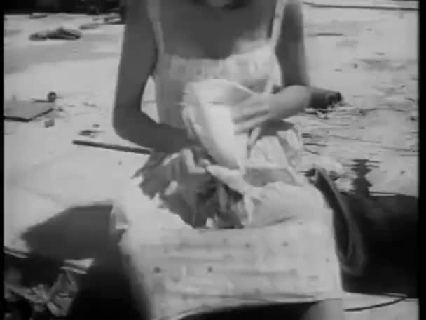 그녀의 무릎에 지갑의 내용을 비우는 1960 — 비디오