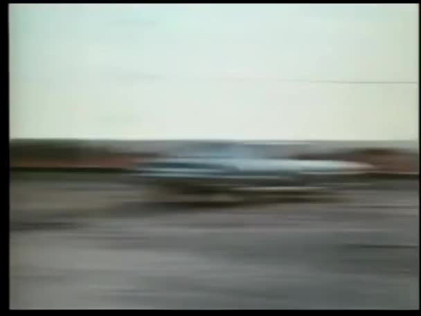 カーチェイスの後未舗装の道路上の車横転 — ストック動画