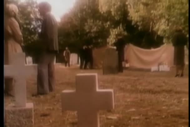 Άνθρωποι Στέκονται Στο Νεκροταφείο Vintage Πλάνα — Αρχείο Βίντεο