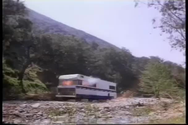 宽射击的拖车炸毁在树木繁茂的区域 — 图库视频影像