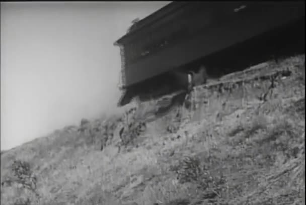 Реконструкция Человека Прыгающего Движущегося Поезда 1850 Годов — стоковое видео