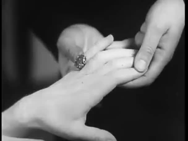 Fechar Homem Colocando Anel Dedo Mulher — Vídeo de Stock