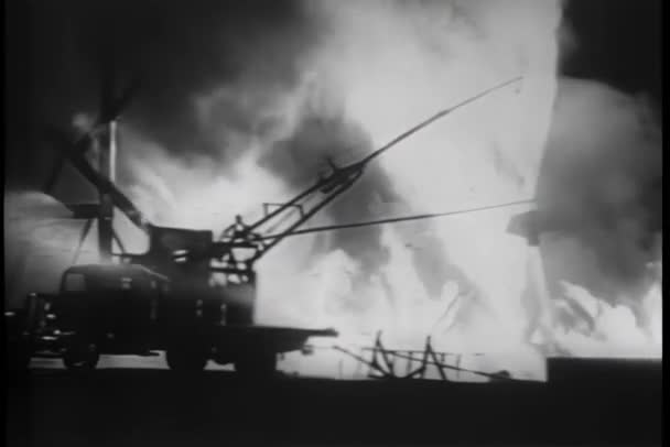 Μεγάλη Shot Πυροσβεστικό Όχημα Μπροστά Από Πυρος — Αρχείο Βίντεο