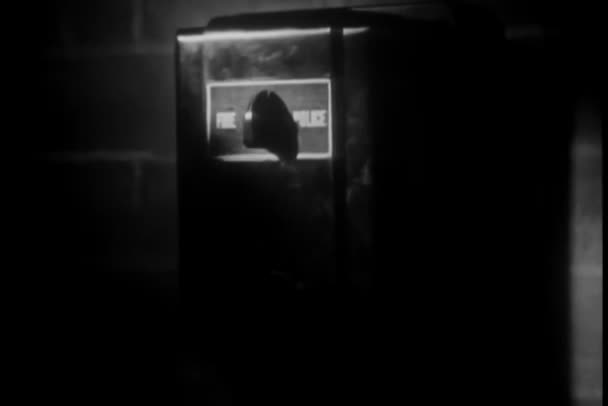 Средний Снимок Человека Активировавшего Полицейскую Будку Вызова 1940 Годов — стоковое видео