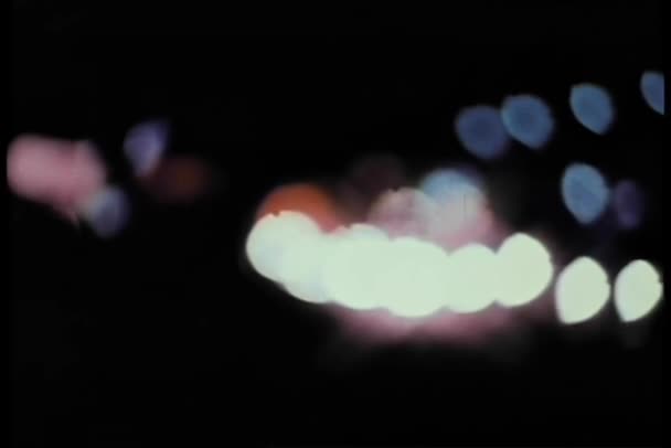 Samochody Jasne Reflektory Jazdy Drodze Nocy — Wideo stockowe