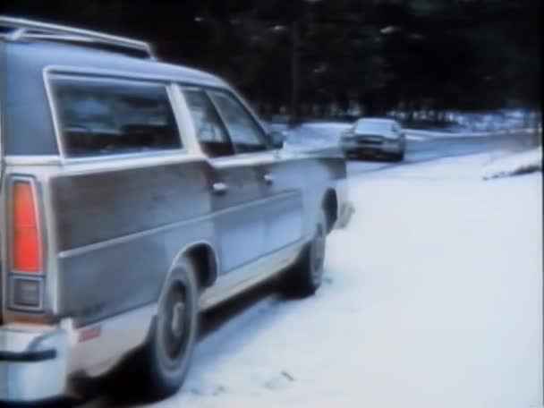 Carro Puxando Até Estação Vagão Estrada País 1970 — Vídeo de Stock
